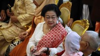 Megawati juga sempat berbincang dengan Sinta Nuriyah. Sabqi/CNBC/Pool.  