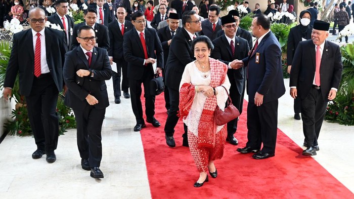 Megawati Berkebaya Nuansa Merah Putih di Sidang Tahunan 2023 Ketum PDIP Megawati Soekarnoputri menghadiri sidang tahunan 2023. Mega hadir dengan mengenakan kebaya berwarna putih dengan bawahan kain batik bernuansa merah.
