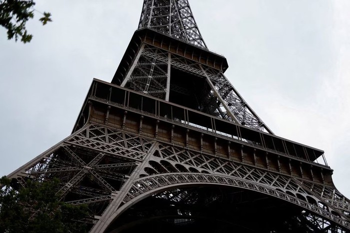 A view shows the Eiffel Tower in Paris, France, August 3, 2023. REUTERS/Benoit Tessier/File Photo Acquire Licensing Rights