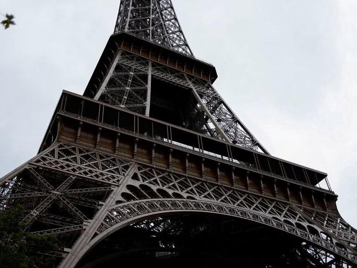 A view shows the Eiffel Tower in Paris, France, August 3, 2023. REUTERS/Benoit Tessier/File Photo Acquire Licensing Rights