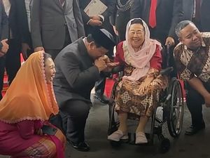 Prabowo Berlutut dan Cium Tangan Istri Gus Dur Usai Sidang Tahunan MPR