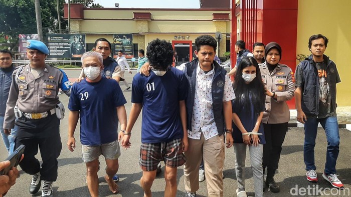 Model seksi Bandung (kanan) saat ditangkap polisi bersama 2 admin gegara promosikan situs judi online