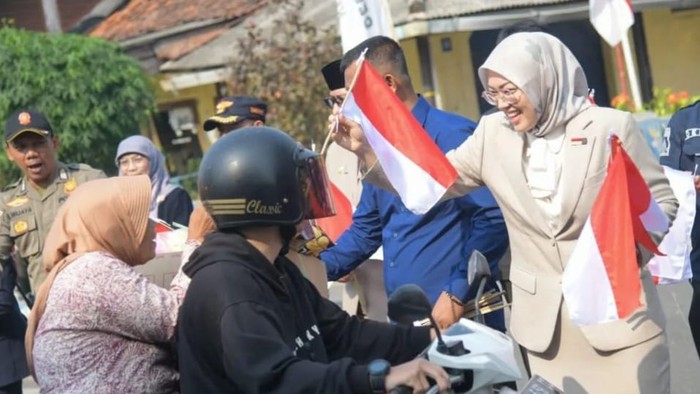 Momen Bupati Purwakarta Bagikan Bendera Merah Putih ke Pengguna Jalan