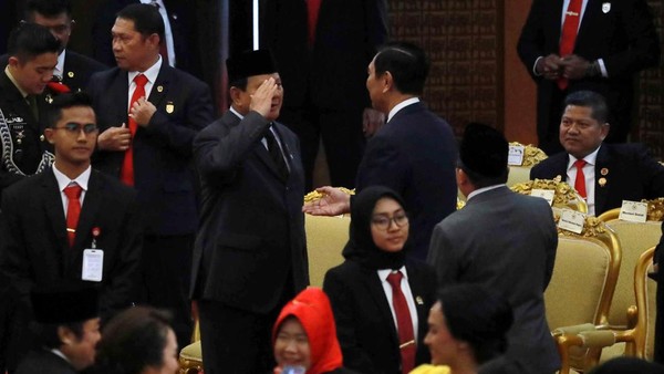 Momen Prabowo Beri Hormat ke Luhut Sebelum Sidang Tahunan MPR