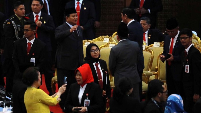 Momen Prabowo Beri Hormat ke Luhut Sebelum Sidang Tahunan MPR Menhan Prabowo dan Menko Marves Luhut B Pandjaitan hadir di Sidang Tahunan MPR 2023. Prabowo sempat memberikan hormat kepada Luhut sebelum sidang tahunan.