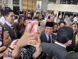 Momen Menhan Prabowo Jadi Rebutan Selfie Usai Hadiri Sidang Tahunan di DPR
