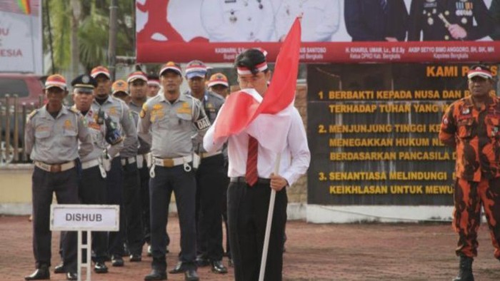 Momen Pria Kalungkan Bendera ke Anjing Cium Merah Putih Sebelum Bebas