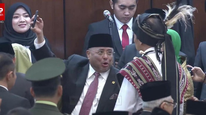 Momen Sekjen PKS ajak Jokowi selfie