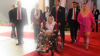 Sinta Nuriyah hadir dengan didampingi putrinya Yenny Wahid. 