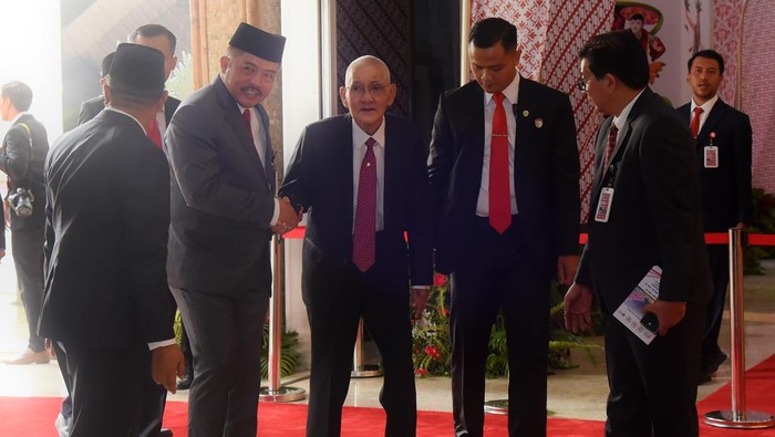 Sidang tahunan MPR digelar hari ini, Wakil Presiden ke-6 Try Sutrisno dan Istri Presiden ke-4 Abdurrahman Wahid (Gus Dur) Sinta Nuriyah hadir di sidang tahunan tersebut.