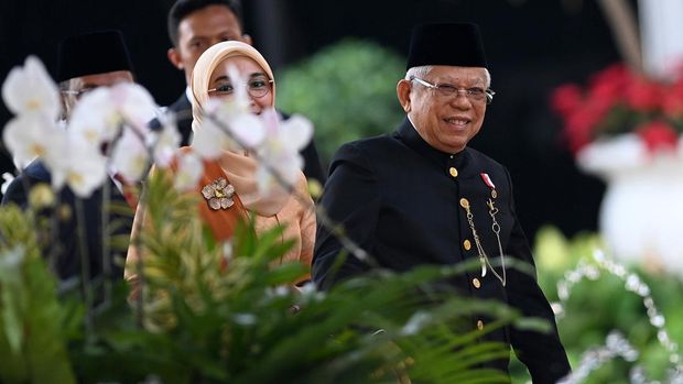 Wakil Presiden Ma'ruf Amin (kanan) mengenakan pakaian adat Betawi didampingi Ibu Wury Estu Handayani tiba di lokasi Sidang Tahunan MPR dan Sidang Bersama DPR - DPD Tahun 2023 di Gedung Nusantara, Kompleks Parlemen, Senayan, Jakarta, Rabu (16/8/2023). ANTARA FOTO/Aditya Pradana Putra/Spt.