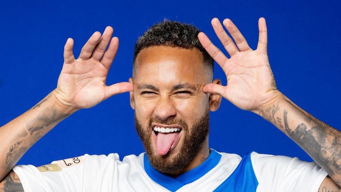 Soccer Football - Neymar signs for Al Hilal - Paris, France - August 15, 2023 Al Hilals new signing Neymar shakes hands as he poses with President Fahd bin Saad Al-Nafel Saudi Pro League/Handout via REUTERS??ATTENTION EDITORS - THIS IMAGE HAS BEEN SUPPLIED BY A THIRD PARTY.