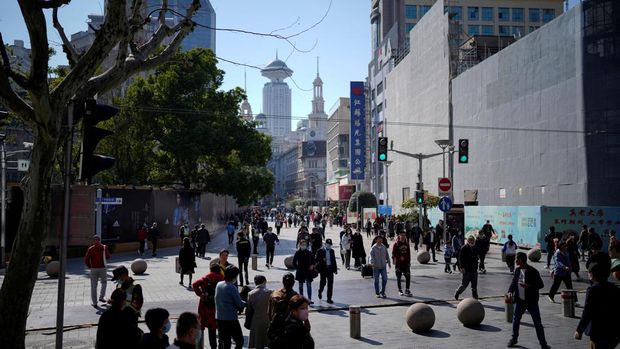 Orang-orang berjalan di area perbelanjaan utama di Shanghai, China, 14 Maret 2023. Orang-orang berjalan di area perbelanjaan utama di Shanghai, China, 14 Maret 2023. (REUTERS/Aly Song/File Photo)