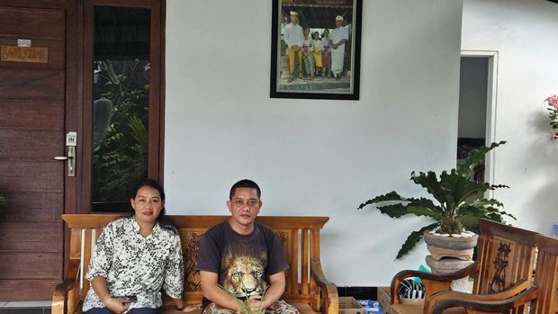 Orang Tua dari anggota Paskibraka Nasional  asal Klungkung, Made Guruh Anggara Putra, di kediamannya di Dusun Lepang, Desa Takmung, Kecamatan Banjarangkan Klungkung, Rabu (16/8/2023). Putu Krista/DetikBali).