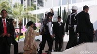 Jokowi terlihat dikawal oleh anggota Paspampres. 