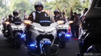 Jokowi hadir dengan dikawal Polisi Militer. 