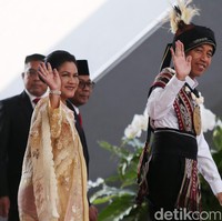 Pada sidang tahunan MPR 2023, Iriana Jokowi kembali dengan gaya khasnya rambut bersanggul dan kebaya kurung. Iriana memakai kebaya kuning dan kain songket berwarna senada. Kebayanya tampak dihiasi bordiran yang dibentuk menjadi seperti outer atau luaran namun menyatu dengan busananya. Foto: Agung Pambudhy