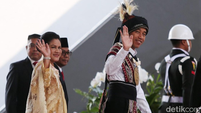 Presiden Joko Widodo (Jokowi) akan menyampaikan pidato kenegaraan di Sidang Tahunan MPR. Jokowi hadir menggunakan baju adat dari Tanimbar, Maluku.
Pantauan detikcom, Jokowi tiba di Gedung DPR/MPR sekitar pukul 08.32 WIB, Rabu (16/8/2023). Jokowi tiba didampingi Ibu Negara Iriana.