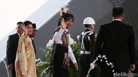 Jokowi yang mengenakan aju adat dari Tanimbar tiba di Gedung DPR/MPR. 