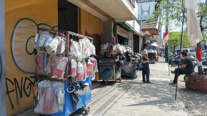 Para pedagang aksesori mobil di Jalan Banceuy Bandung.