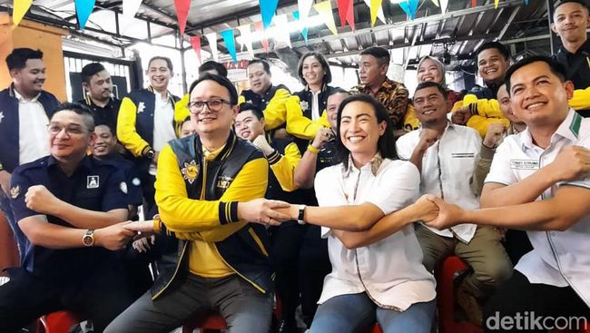 Pasha Ungu (paling kiri) bersama organisasi sayap partai koalisi pendukung Prabowo Subianto