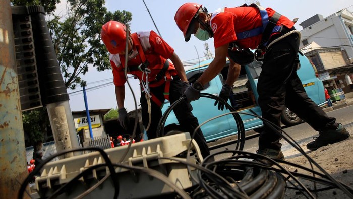 Petugas dari STO Telkom Jakarta Barat merapihkan dan membenahi kabel-kabel udara milik perusahaan BUMN itu. Hal itu menanggapi teguran keras dari Pemprov DKI untuk membenahi kabel udara yang mengganggu keindahan dan kenyamanan masyarakat.