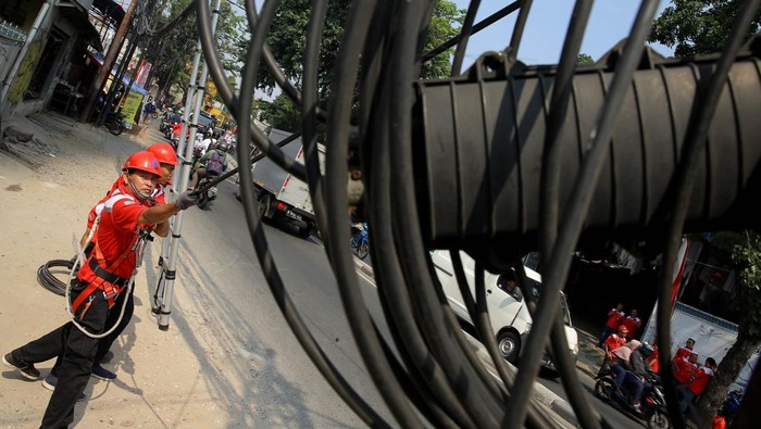 Petugas dari STO Telkom Jakarta Barat merapihkan dan membenahi kabel-kabel udara milik perusahaan BUMN itu. Hal itu menanggapi teguran keras dari Pemprov DKI untuk membenahi kabel udara yang mengganggu keindahan dan kenyamanan masyarakat.
