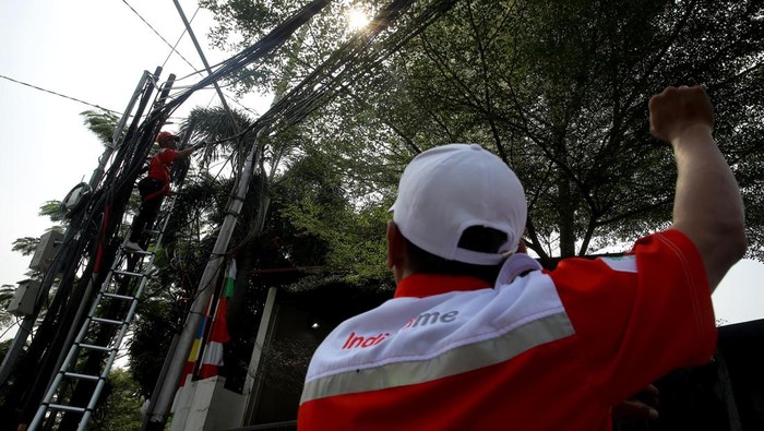 Petugas dari STO Telkom Jakarta Barat merapihkan dan membenahi kabel-kabel udara milik perusahaan BUMN itu. Hal itu menanggapi teguran keras dari Pemprov DKI untuk membenahi kabel udara yang mengganggu keindahan dan kenyamanan masyarakat.