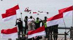 Potret Pembentangan Bendera Merah Putih di Laut