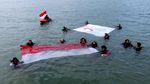 Potret Pembentangan Bendera Merah Putih di Laut