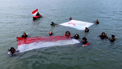 Potret Pembentangan Bendera Merah Putih di Laut