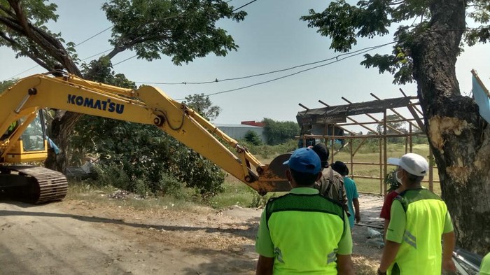 Pembongkaran warung kopi bangunan bambu di Jalan Lingkar Pantura Demak, Rabu (16/8/2023).
