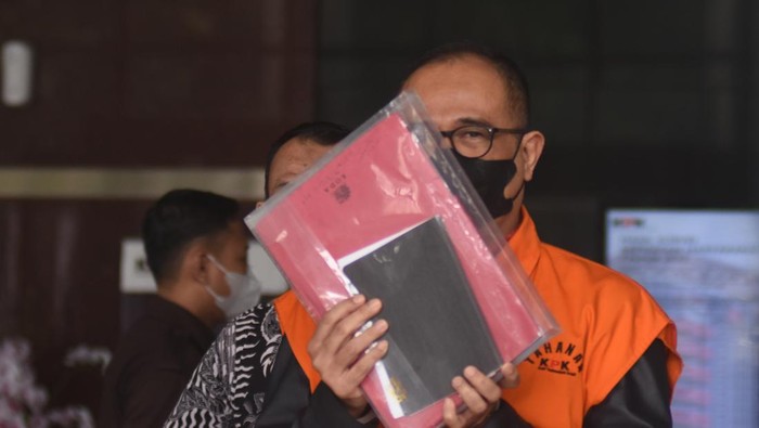 Tersangka kasus gratifikasi di Kementerian Keuangan Rafael Alun Trisambodo berjalan menuju mobil tahanan usai menjalani pemeriksaan di Gedung Merah Putih KPK, Jakarta, Rabu (16/8/2023). Mantan pejabat Ditjen Pajak Kementerian Keuangan tersebut menjalani pemeriksaan sebagai tersangka dalam kasus gratifikasi selama bekerja di Kementerian Keuangan. ANTARA FOTO/Indrianto Eko Suwarso/aww.