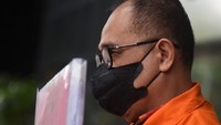 Saat jalani pemeriksaan lanjutan, tersangka kasus gratifikasi di Kementerian Keuangan Rafael Alun Trisambodo mengenakan rompi oranye dan ditutupi masker.