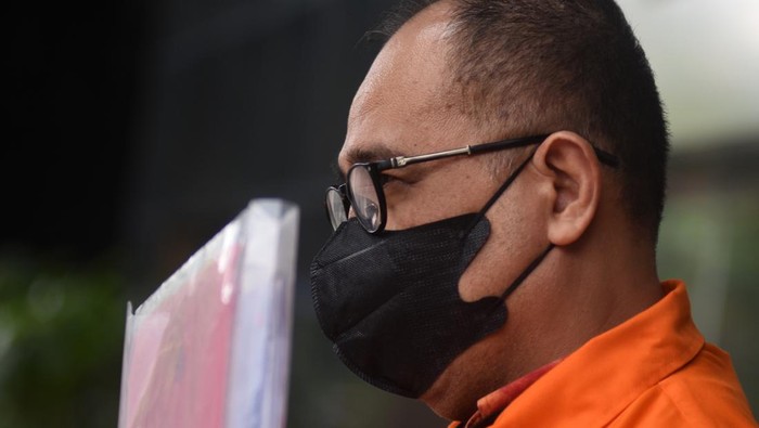 Pemeriksaan lanjutan Rafael Alun Trisambodo Tersangka kasus gratifikasi di Kementerian Keuangan Rafael Alun Trisambodo berjalan menuju mobil tahanan usai menjalani pemeriksaan di Gedung Merah Putih KPK, Jakarta, Rabu (16/8/2023). Mantan pejabat Ditjen Pajak Kementerian Keuangan tersebut menjalani pemeriksaan sebagai tersangka dalam kasus gratifikasi selama bekerja di Kementerian Keuangan. ANTARA FOTO/Indrianto Eko Suwarso/aww.