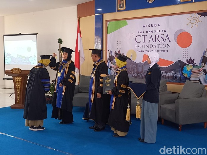 Pemilik yayasan SMA CT ARSA Foundation Sukoharjo, Anita Ratnasari Tanjung, di acara wisuda lulusan angkatan ketiga, Rabu (16/8/2023).