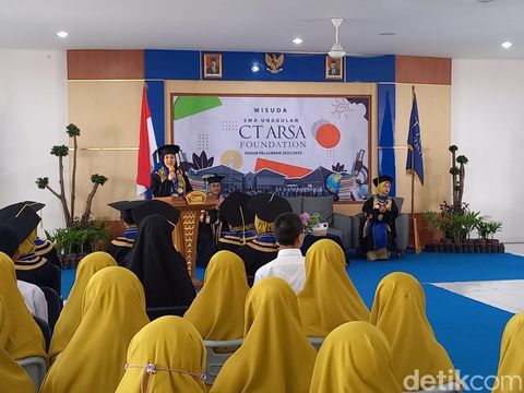 Pemilik yayasan SMA CT ARSA Foundation Sukoharjo, Anita Ratnasari Tanjung, di acara wisuda lulusan angkatan ketiga, Rabu (16/8/2023).