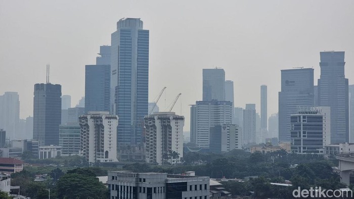Penampakan Langit Berkabut di Jakarta pada 16 Agustus 2023 (Herianto/detikcom)