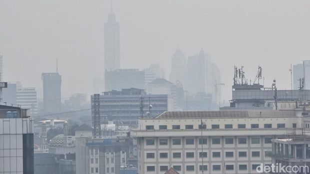 Penampakan Langit Berkabut di Jakarta pada 16 Agustus 2023 (Herianto/detikcom)