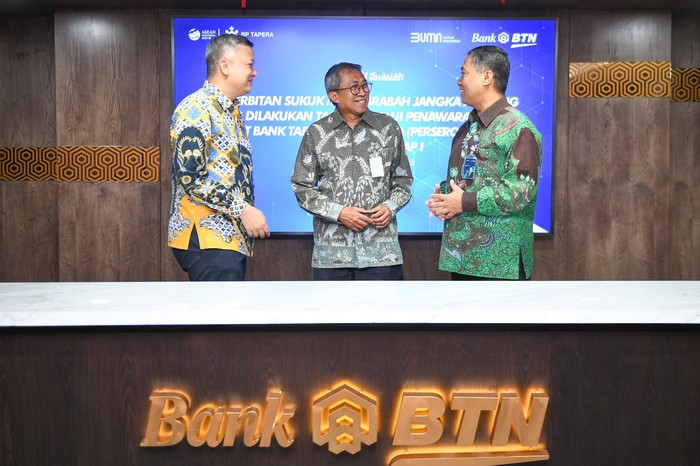 Pengenalan Sukuk Tapera Perdana Direktur Institutional Banking PT Bank Tabungan Negara (Persero) Tbk Hakim Putratama (kiri), Deputi Komisioner bidang Pemupukan Dana Tapera, Gatut Subadio (tengah), Direktur Consumer Bank BTN, Hirwandi Gafar (kanan) saling berjabat tangan dalam rangka pengukuhan penerbitan Sukuk Mudharabah Jangka Panjang yang dilakukan Tanpa Melalui Penawaran Umum Tahun 2023 Tahap I (Sukuk Tapera) di Jakarta, Selasa (16/8).