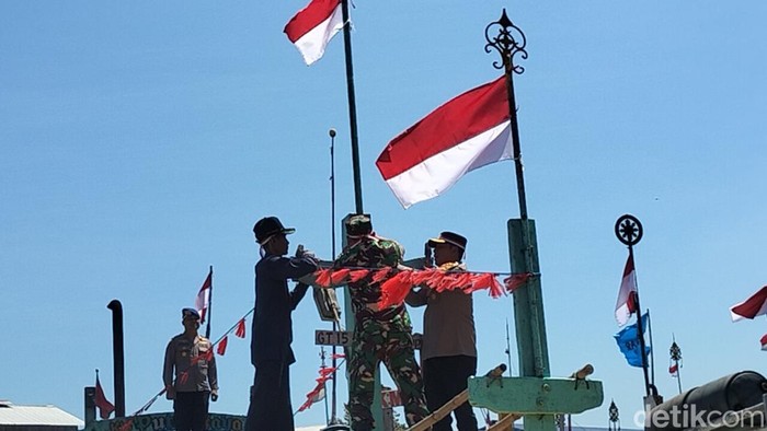 Penggantian Bendera Merah Putih di ratusan kapal nelayan Probolinggo.