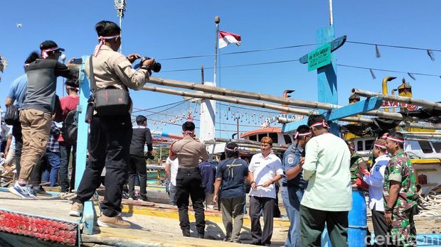 Penggantian Bendera Merah Putih di ratusan kapal nelayan Probolinggo.