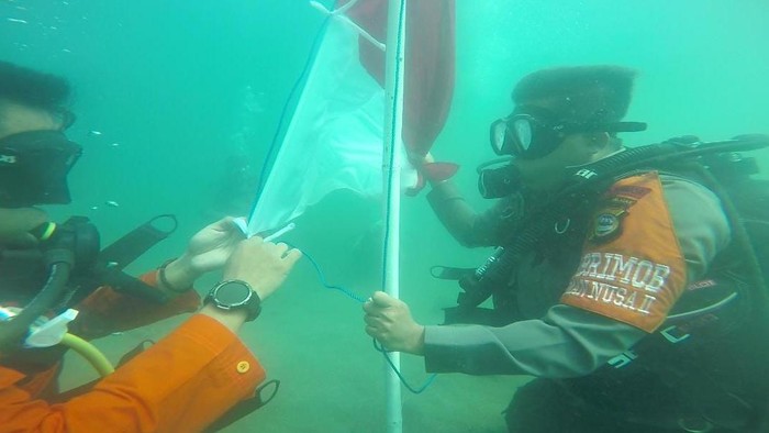 Pengibaran bendera merah putih di dasar laut Parepare, Sulsel.