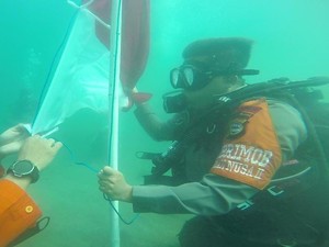 Brimob Kibarkan 8 Bendera Merah Putih Selama 17 Menit di Dasar Laut Parepare
