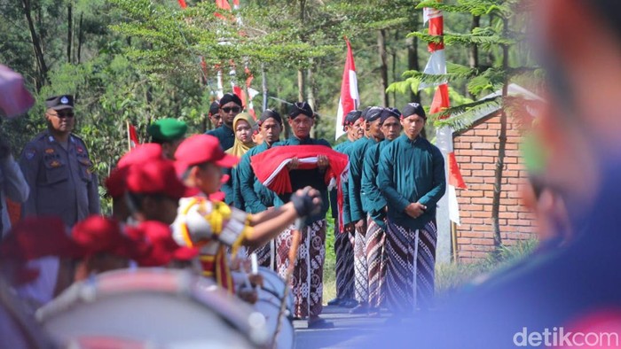 Pengibaran bendera Merah Putih raksasa di kawasan wisata Bukit Klangon, lereng Gunung Merapi, Sleman, Rabu (16/8/2023). Pengibaran bendera Merah Putih raksasa di kawasan wisata Bukit Klangon, lereng Gunung Merapi, Sleman, Rabu (16/8/2023).