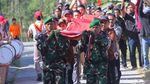 Potret Pengibaran Bendera Merah Putih Raksasa Berlatar Puncak Merapi