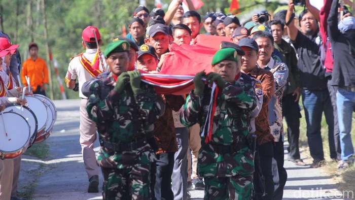 Pengibaran bendera Merah Putih raksasa di kawasan wisata Bukit Klangon, lereng Gunung Merapi, Sleman, Rabu (16/8/2023).