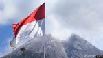 Potret Pengibaran Bendera Merah Putih Raksasa Berlatar Puncak Merapi