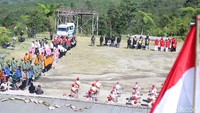 Upacara pengibaran bendera dipimpin oleh Kapolsek Cangkringan Iptu Achmad Mirza. Pesertanya masyarakat sekitar, perangkat pemerintahan, TNI, Polri, dan relawan. Foto: Jauh Hari Wawan S/detikJogja 