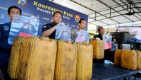 Wakapolres Blitar Kota Kompol Yoyok Dwi Purnomo (ketiga kiri) menunjukkan sejumlah barang bukti saat rilis di Mapolres Blitar Kota, Rabu (16/8/2023). 
